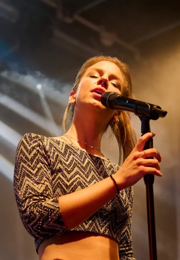 Sophie Becker, eine talentierte Sängerin und Pianistin aus Mainz
