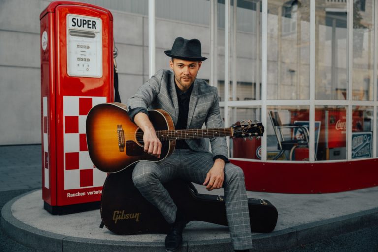 Blues-Rock Sänger mit Gitarre Marvin