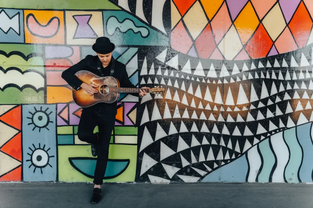 Country Sänger Marvin mit Gitarre