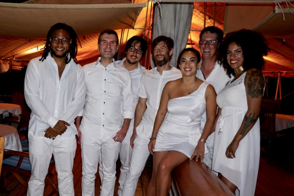 livin-music-family-band-in-weiss | Bernstein Agentur LIVIN Music Family Partyband, Hochzeitsband - auf dem Schiff in weiss,