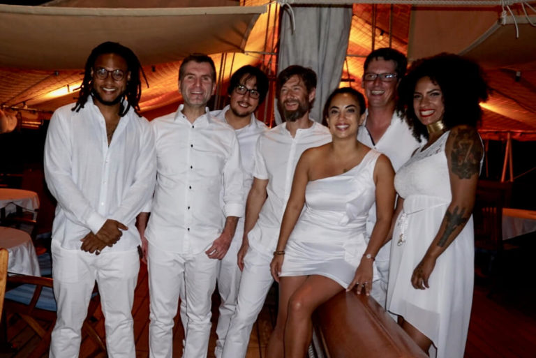 LIVIN Music Family Partyband, Hochzeitsband - auf dem Schiff in weiss,