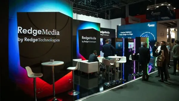 Technik-Setup mit Bildregie, Monitoren und Eventproduktion im Messeumfeld