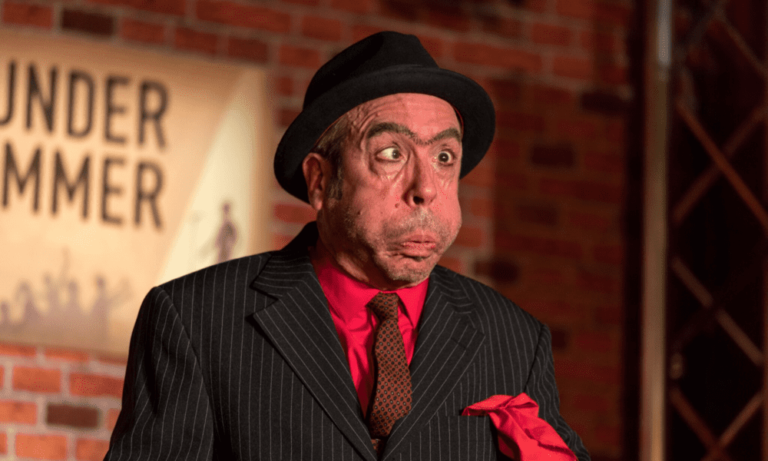 Jeff Hess bringt das Publikum zum Lachen mit einer Slapstick-Einlage auf der Bühne -Firmenfeier, Firmenjubiläen, Geburtstage