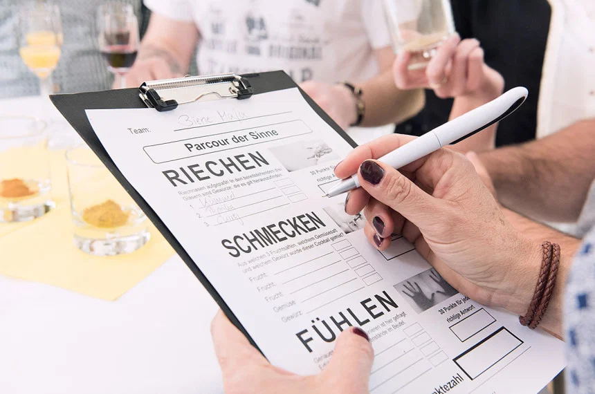 Teilnehmende bei einer interaktiven Sinnes-Challenge als Teamevent für Unternehmen