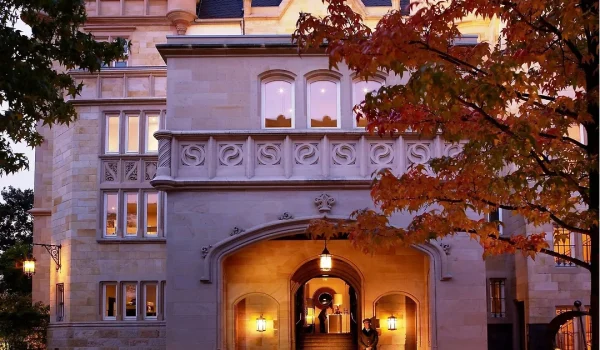 Die Villa Kennedy in Frankfurt ist ein Hotel und eine Location mit viel Luxus.