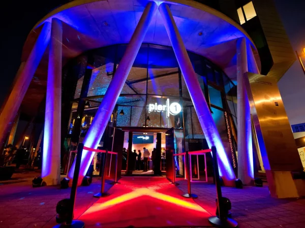 Stimmungsvolle Inszenierung eines After-Work Events am Abend in Frankfurt