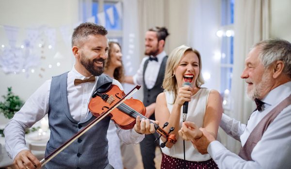 Geiger mit Auftritt auf eine Hochzeitsfeier