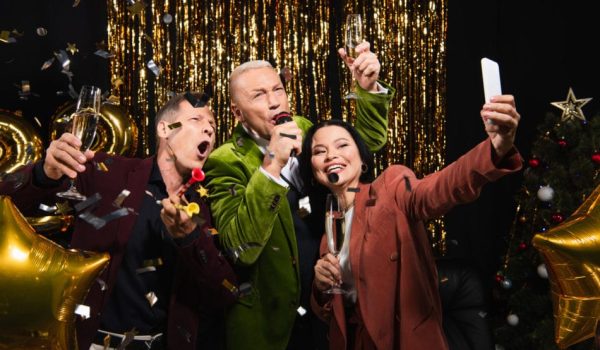 Mitarbeiter feiern Firmenfeier zusammen einen Karaoke-Abend mit mobile Karaoke-Anlage - Mottoparty Ideen