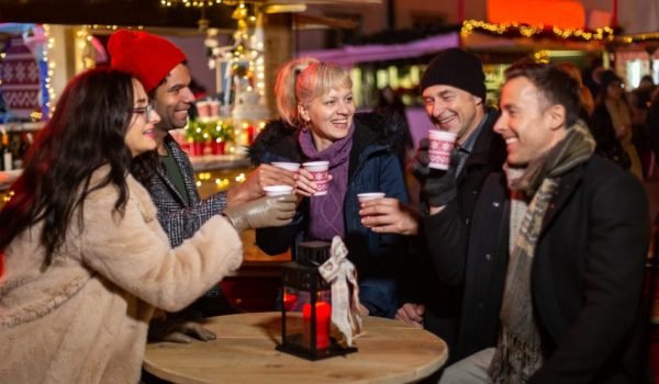 Mitarebeiter feiern Weihnachten mit mobilen Weihnachtsmarkt in eine Weihnachtshütte